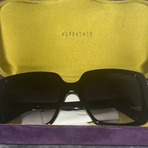 Svarta solglasögon från Gucci - Solglasögon från Gucci som inte kommit till användning, köpta för 2 300kr i somras, pris kan diskuteras!