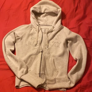 Super fin 2000s höst kofta! - As 2000s höst kofta från L.O.G.G som inte längre säljs. Är i jättebra skick utan några defekter 🤍