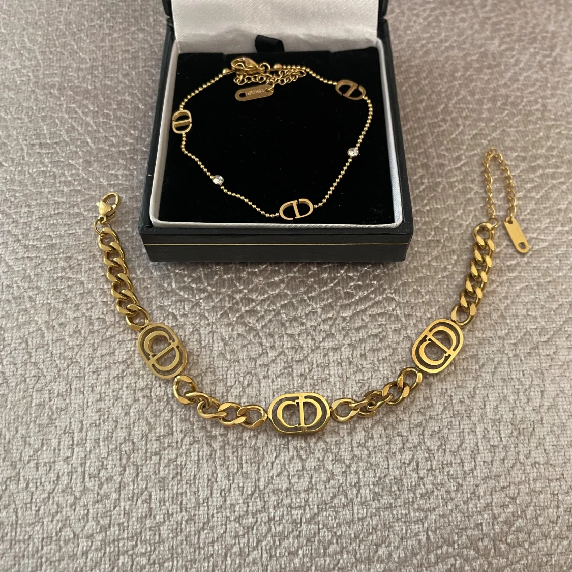 Guldpläterade armband