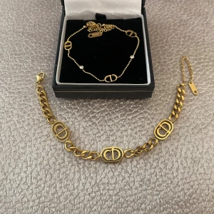 Guldpläterade armband - Rostfrittstål, säljer båda till paketpris. Boxen på bilden ingår ej 🌸
