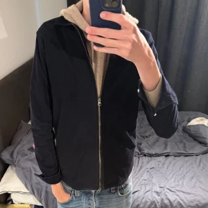 Overshirt John Henric  - Snygg mörkblå overshrit från John Henric i toppskick. Nypris 1500 kr mitt pris 650kr. Storlek passar s/m. Jag på bilden e 188cm. Bara att skriva vid funderingar!😁