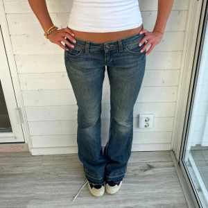 Wrangler bootcut jeans - Wrangled bootcut jeans med insydd detalj (sista bilden). Storlek: XS. Bälteshylsan är fastsydd. Midja: 37x2 cm innerbenslängd: 85 cm. FINNS MED FRI-FRAKT I MIN PROFIL 💕