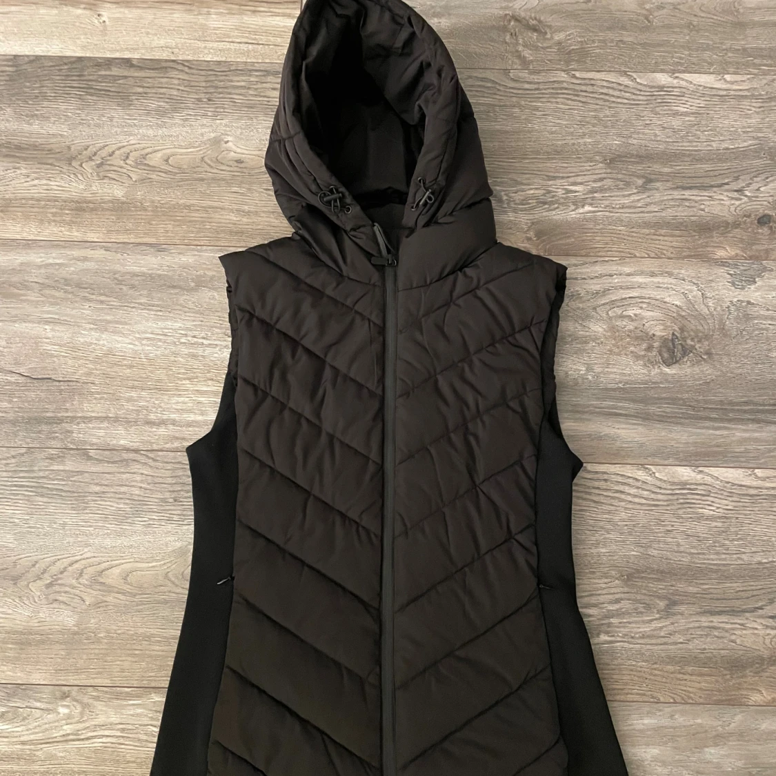 Svart dunväst med huva från Zara - 2