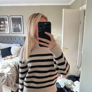 Stickad tröja  - Stickad randig tröja från H&M, varm och skön 