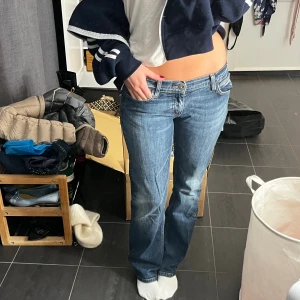 Lågmidjade jeans - Lågmidjade jeans i klassisk blå denim. Älskar dessa men använder inte lika mycket som de förtjänar.😔🫦