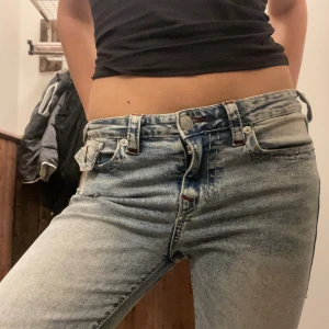 True Religion Becca Bootcut Jeans - Säljer mina Becca true religion jeans då dom ej kommer till användning. Bara använda någon gång. Ljus blåa med slitningar och vinröda sömmar.