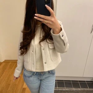 Kappa  - En beige kappa från Zara i storlek XS men passar även mig som har S. Kappan är perfekt nu till hösten och har endast används ett par gånger❣️
