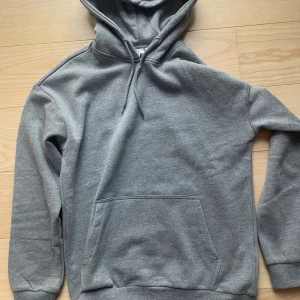 Grå hoodie från pier one - En stilren grå hoodie från pier one helt ny med prislapp kvar. Perfekt och går till allt. Har storleken S. Vid fler frågor och funderingar är det bara att höra av sig