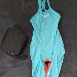 Tävlingsbaddräkt Speedo pure valor, strl 25 - Dottern gick över till Speedo och jag förstod inte deras storlekar... Denna är inhandlad i mars 2025 för 4200kr. Använd några få ggr innan vi var helt överens om att den är för stor för henne. Dock en god nyhet för den som köper den av oss då det innebär att den inte är särskilt "tänjd" utan prasslig o fin. Mycket gott skick, hanterad enligt bruksanvisning. Alla axelband och gummikanter är synnerligen välbehållna. Kommer med sin lilla bag att ha den i.