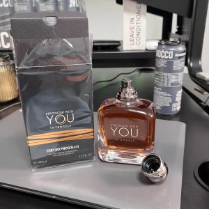 Stronger With You Intensely parfym - Stronger With You Intensely från Emporio Armani är en modern parfym med stilren design. Volymen är 100 ml. Perfekt för dig som vill sticka ut och visa din personlighet.