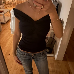 Marinblå offshoulder topp från H&M XS - Säljer en svart offshoulder topp från H&M i storlek XS. Osäker om jag vill sälja därav pris