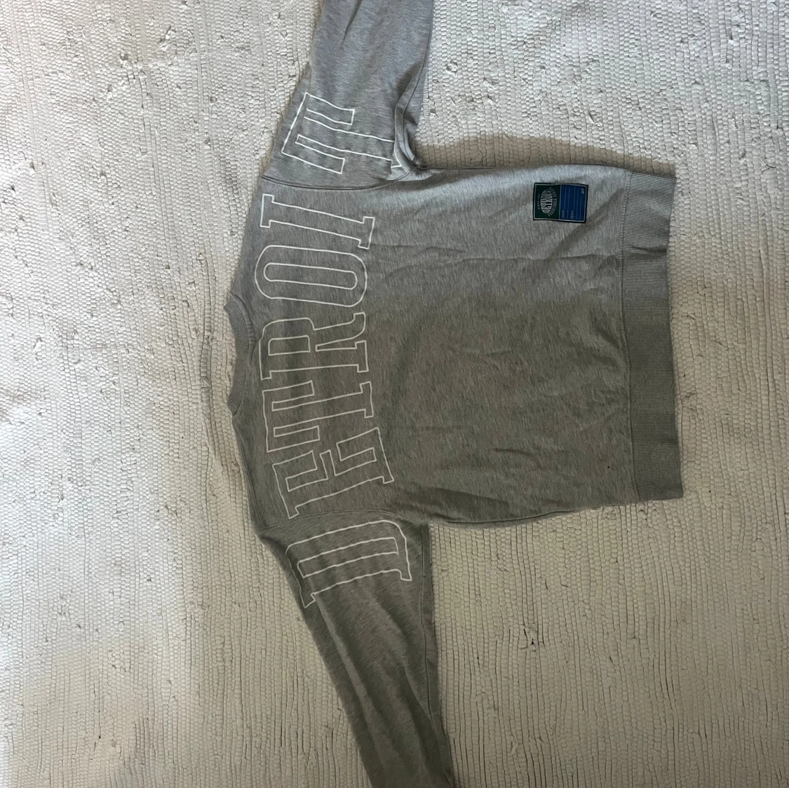 Grå sweatshirt med Detroit-tryck - 1