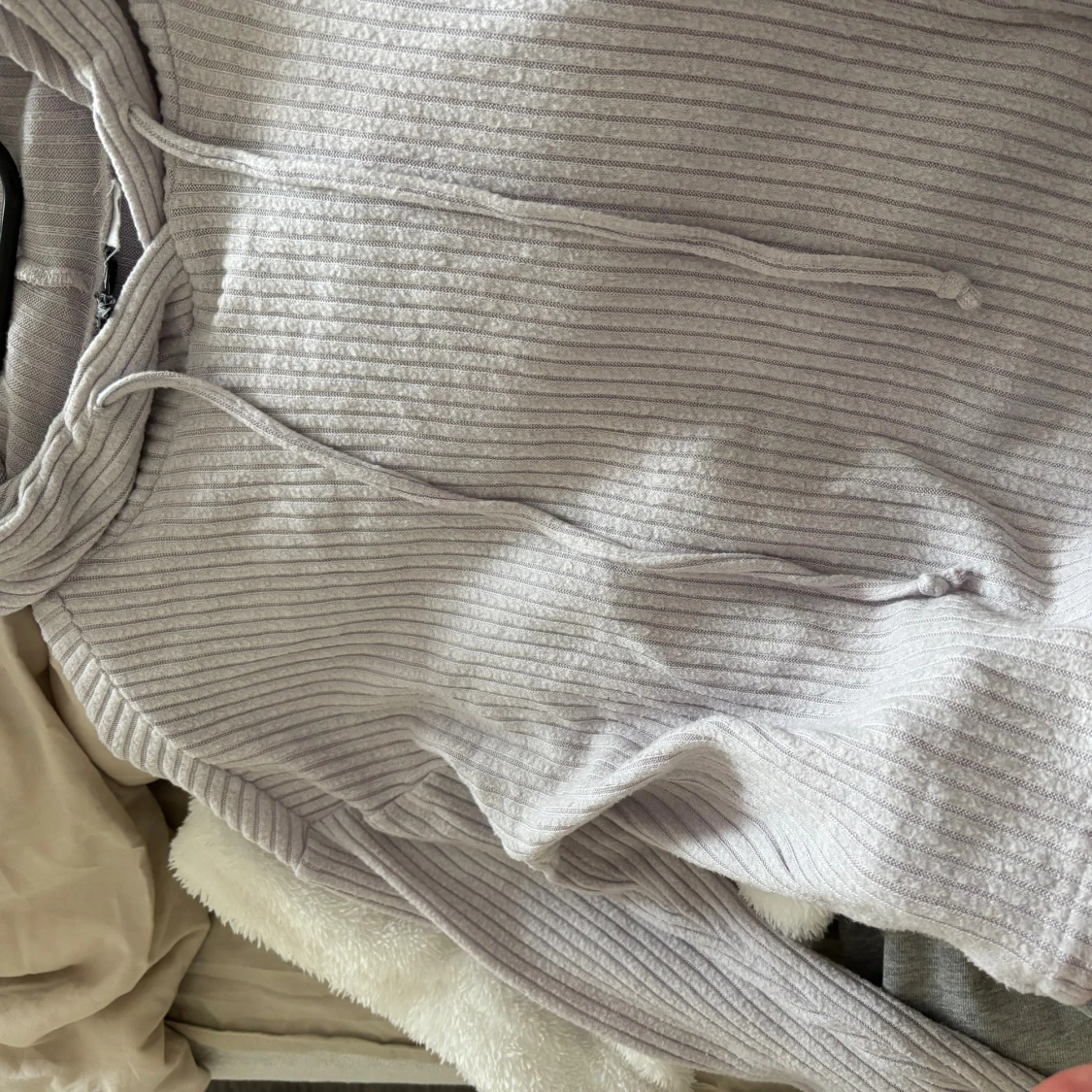 Ljuslila ribbad hoodie med snörning - 1