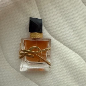 YSL Libre - Libre är en doft som är samtidigt fräsch och varm, aromatisk men också mjukt blommig. Den öppnar ganska livligt med citrus (mandarin) och lätta gröna toner (petitgrain), tillsammans med lavendel som ger en örtig, nästan klassisk känsla. 🤍 30ml men circa 15ml kvar! Köptes för 600kr!