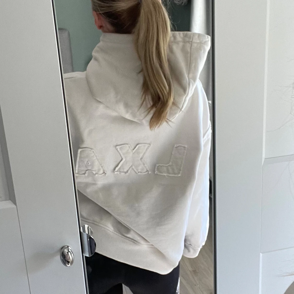 Vit hoodie från LXA med broderi
