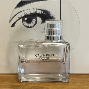 Calvin Klein Women EdP 100ml - Stilren parfym från Calvin Klein, Women EdP. Flaskan rymmer 100 ml och är ca halvfull. Perfekt för dig som vill ha en modern och ikonisk doft i din samling.