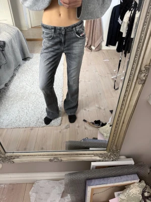Grå bootcut jeans från Diesel - Använda 1 gång då de var för stora. Nypris 2300 och går ej att köpa längre😩 kom med prisförslag 