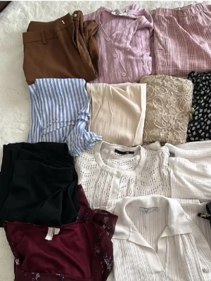 Klädpaket  - Massa kläder i bra skick utan defekter! Passar M! Skriv om du vill ha bild för varje plagg ⚡️