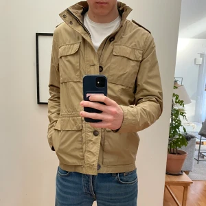Fieldjacket från East West - Säljer denna fieldjacket ifrån East West. Jackan är i storlek S men passar även M. Hör av er om ni undrar nått!