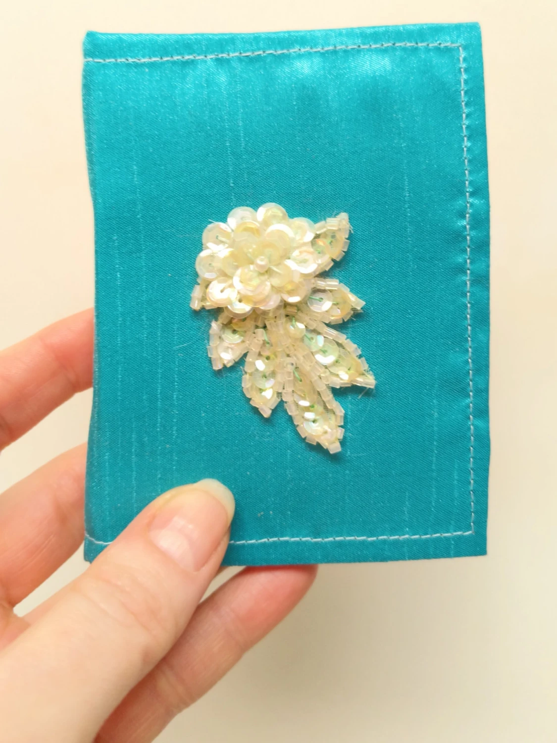Handgjord anteckningsbok med paljettblomma