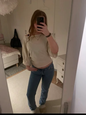 Beige topp, M - Jätte fin topp från lager 157! Säljer då den inte kommit till användning! Mycket bra skick, hör gärna av dig vid frågor och köp med Instabox för snabbare leverans 🩷🩷