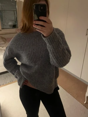 Blå stickad tröja, M - Super mysig blå stickad tröja från lager 157! Perfekt till vintern/våren, säljer då den inte kommit till användning och den är i mycket bra skick! Hör gärna av dig vid frågor och köp med Instabox för snabbast leverans 💕😊