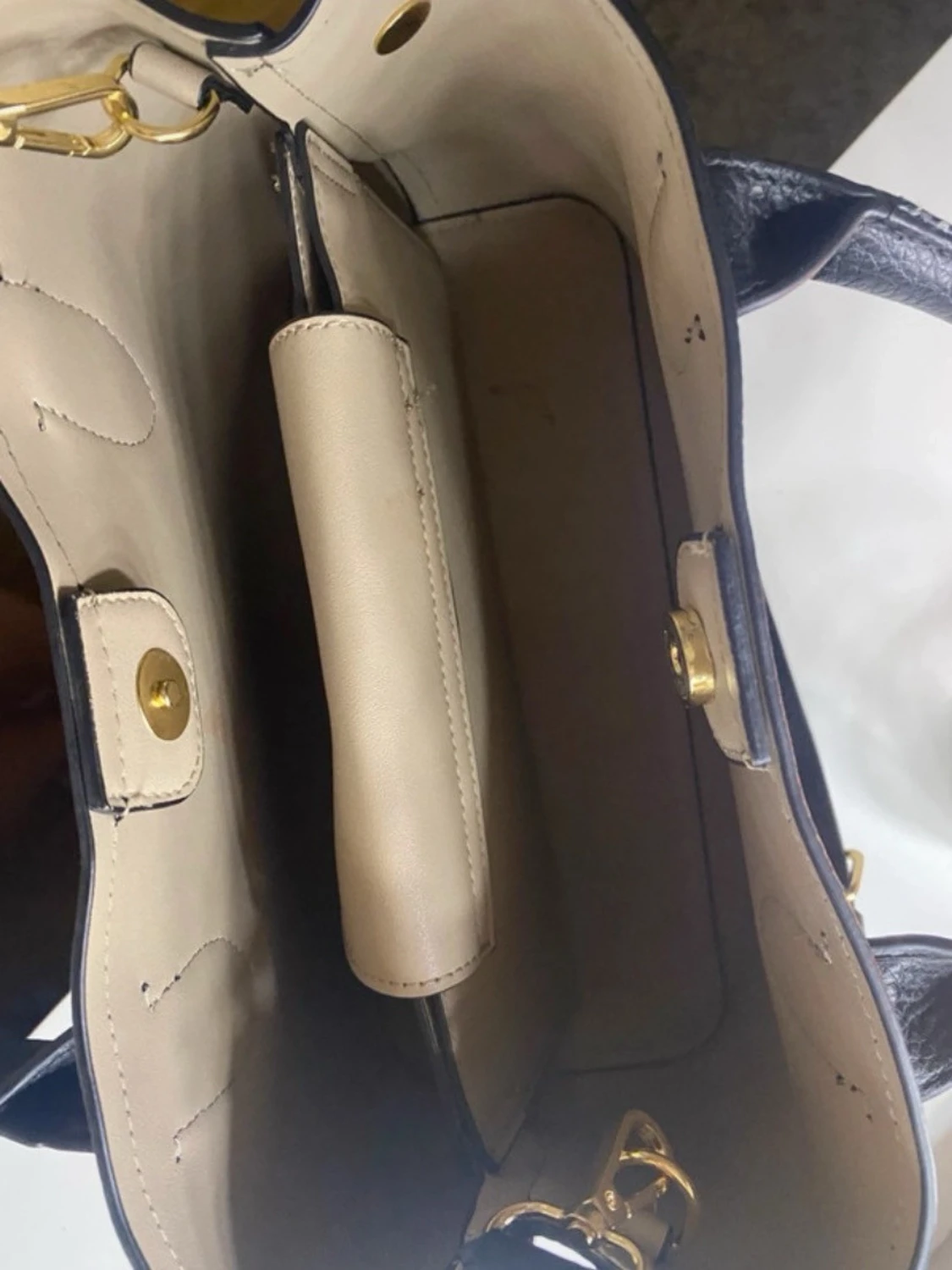 Svart handväska i skinn med guldiga detaljer - 1