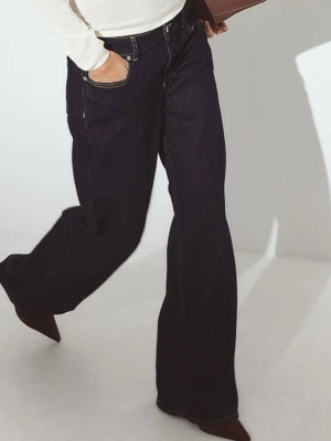 Mörkblå wide jeans med låg midja - Säljer ett par ljusblå jeans med wide fit och låg midja från NA-KD. Klippta, passar mig som är 165 och de går över skorna. Storlek 38<3