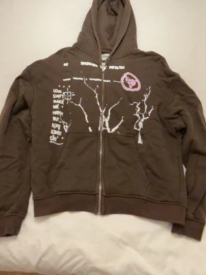 Moremoneymorelove hoodie - Skön hoodie som aldrig används och är i bra skick utan deffekter. Nypris runt 1k används aldrig storlek L