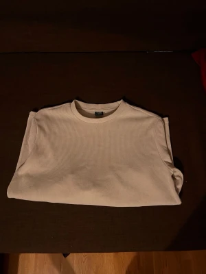 Beige tjocktröja storlek L - Beige tjocktröja aldrig använd för storleken var för stor, skönt material och passar bra till sommar kvällar 