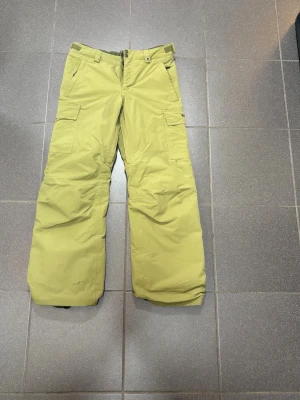 Burton Skidbyxor - Tja, säljer ett par skid/snowboardbyxor från Burton. Skick 8/10, mycket bra förutom en liten skavank som du ser på bilden. Storlek XL men passar S/M då det är barnstorlek! Nypris ~1500, mitt pris 199. Hör av dig vid frågor o funderingar!