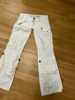 Vita cargopants med knappar - Snygga vita cargopants med flera fickor och dekorativa knappar🫶🏼strl 32! 