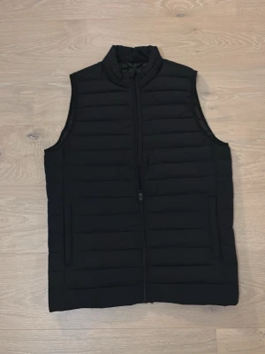 Svart väst från Jack and Jones  - Svart väst från Jack and Jones i storlek S. Västen är i väldigt bra skick. Västen passar S/M. 