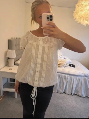 Söt blus  - Super söt blus med knyte nertill