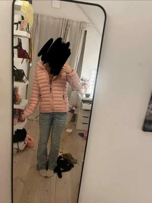 rosa skidjacka - Säljer en ljusrosa pufferjacka från Everest. använde den i typ en vecka så nästan som ny!❣️ Jag är 165 cm💞                          notera sminkfläcken på bild 5 men  går säker bort om man torkar med något.  skriv för frågor eller bilder❤️