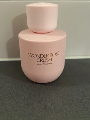 Wonder Rose Crush parfym - Wonder Rose Crush från Zara Crush Collection har en modern och stilren design. Perfekt för dig som vill ha en trendig accessoar på sminkbordet. Passar dig som gillar att sticka ut med en unik doft.