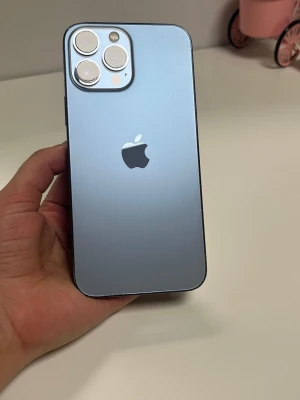 iPhone 13 Pro max - Snygg iPhone 13 Pro max i blått med trippelkamera och elegant design. Telefonen har några synliga repor och slitage på kanterna, men baksidan och kamerorna är i gott skick. Perfekt för dig som vill ha en kraftfull iPhone med Pro-funktioner till ett bra pris. battery 81%