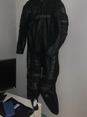 Wolf racing mc skinnställ - Wolf racing ställ som är i OK skick, det är inget hål i plagget men har ramlat med stället en gång på bana, och kände ingenting, verkligen ett bra ställ enligt mig. Storlek 56. Nypris 9000kr mitt pris: 2000kr