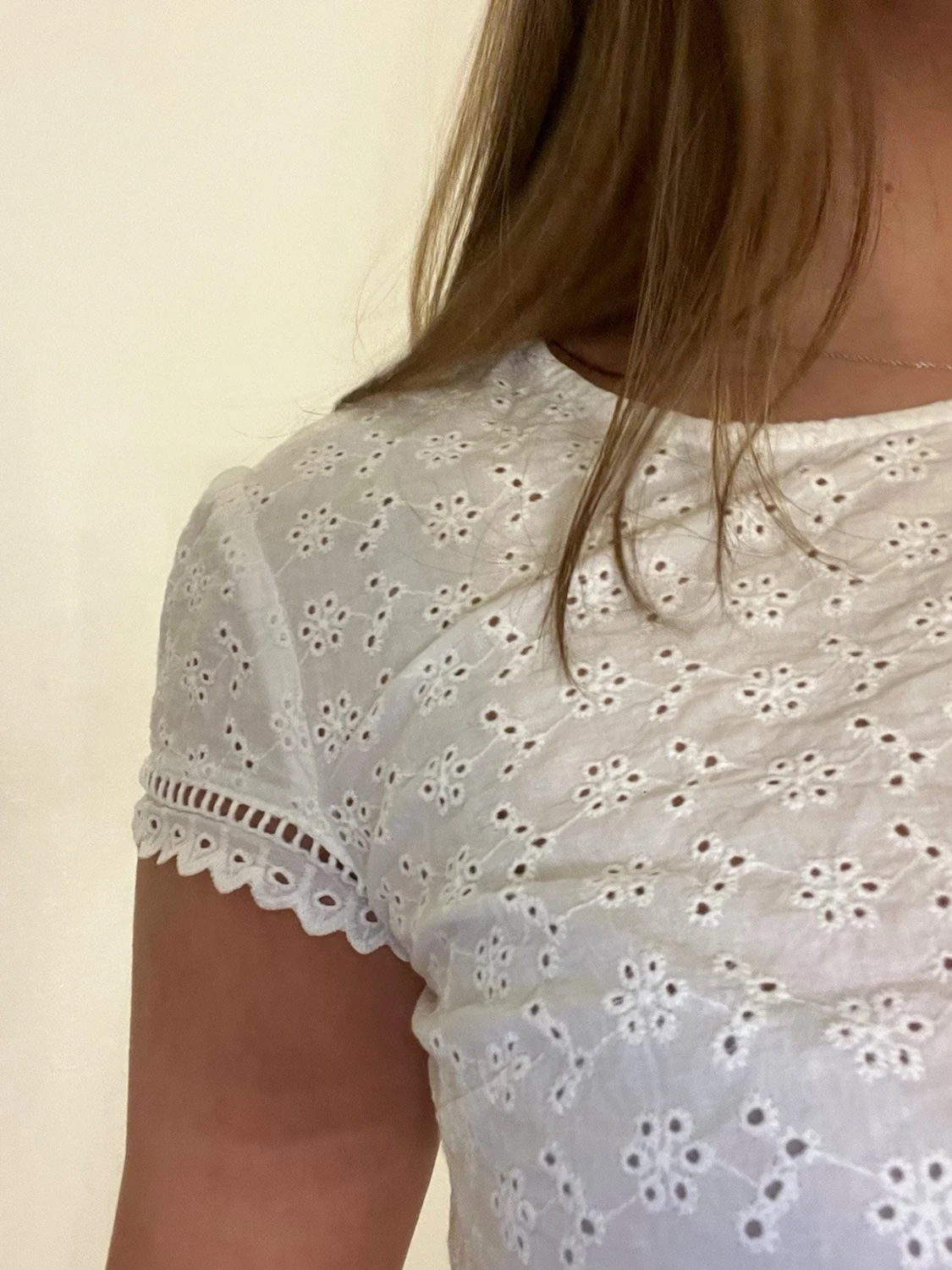 Vit broderad blus med spetsdetaljer - 2