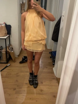 Orange klänning  - Jätte snygg till sommaren, egentligen lite längre, men brukar själv ha ett skärp till för att få den lite kortare, går att ha den på massa olika sätt!😊bara använd fåtal gånger så i mycket bra skick 