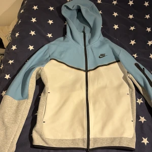 Nike tech dress - Säljer en as det Nike tech dress i denna unika färg. Inga märken eller defekter, nästan helt ny, och självklart äkta. Hör av er för frågor och funderingar