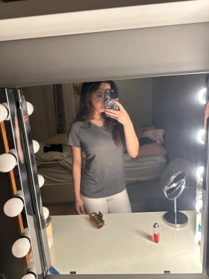 Grå v-ringad t-shirt - En stilren grå t-shirt med v-ringning och korta ärmar. Tränings T-shirt 