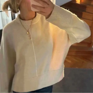 Beige stickad tröja från Zara - Säljer en mysig beige stickad tröja från Zara. Strl xs men är lite större i storleken. Tröjan har en rund halsringning och långa ärmar med ribbade muddar. Perfekt för kyligare dagar och enkel att matcha med olika outfits. Sälja ej längre bra skick förutom att den är lite lite nopprig. Säljer då jag tröttnat lite på den❤️