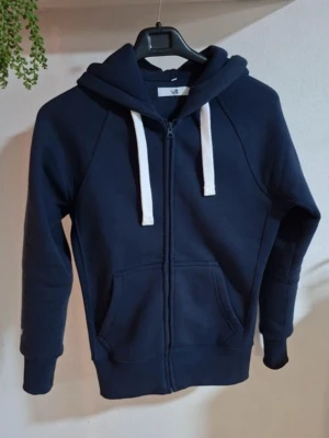 Marinblå Russemearch zip tröja - Zip tröja från russemearch, använd några gånger, storlek S, hör av er vid frågor eller funderingar💪🔥