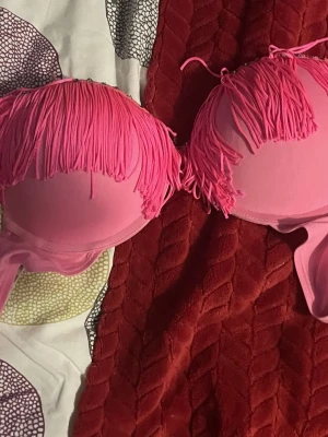 Rosa frans Bh från Cubus  - Säljer en riktigt statement rosa bh med glitter o fransar  