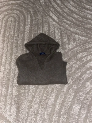 Hej jag säljer en cashmare tjocktröja på storlek 140 för endast 175kr - Grön/grå färg cashmare 