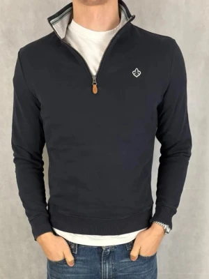 Marinblå half zip tröja från Morris - Snygg marinblå tröja från Morris med half zip och liten broderad logga på bröstet. Tröjan har ribbade muddar, hög krage med randig insida och är gjord i mjuk bomull. Perfekt till jeans eller chinos för en clean look.