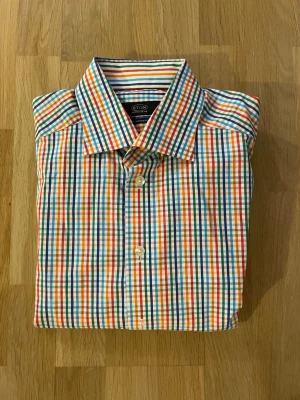 Rutig skjorta från Eton, färgglad - Snygg rutig skjorta från Eton i contemporary fit. Nypris ca 1700kr mitt pris endast 199 kr. Fraktar inom 1 dag, om du har någon fundering så är det bara att höra av sig😊