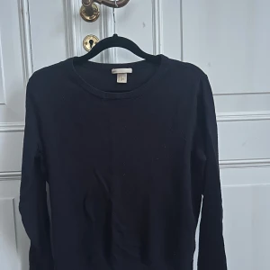 Mörkblå stickad tröja  - Mörkblå stickad tröja i mjukt material. Rak, tidlös modell som funkar både till vardag och mer uppklätt. Kan skicka snabbt.  Hör av dig vid frågor!