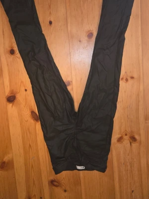 Svarta bootcut "skinn" jeans från gina tricot! - Säljer ett par svarta bootcut jeans från g perfect i storlek S. Säljs eftersom byxorna är för små för mig  Byxorna har klassisk femficksdesign, bälteshällor och dragkedjegylf. Materialet är stretchigt och ger en tight passform som sitter snyggt längs benen.